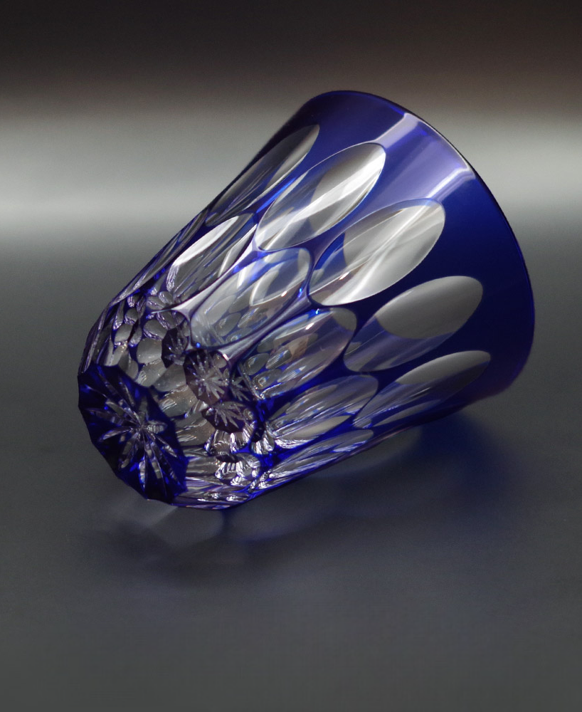 Free Glass Ni-Tama blue crystal glass with oval bead cuts reflecting diamond-like sparkle when filled.