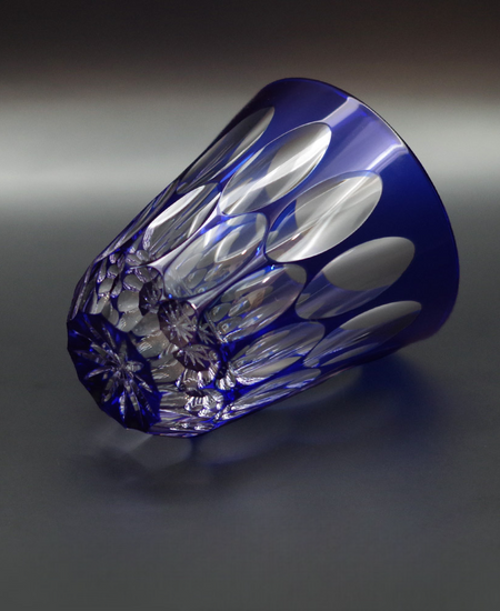 Free Glass Ni-Tama blue crystal glass with oval bead cuts reflecting diamond-like sparkle when filled.