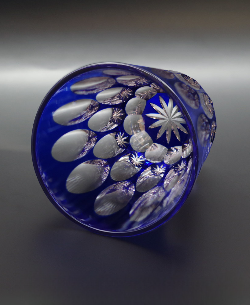 Free Glass Ni-Tama featuring blue crystal glass with two tiers of oval beads reflecting a diamond-like glittering pattern.
