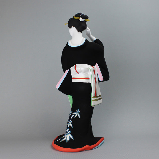 Hakata Presentation showing Hakata Kenjo doll by Kenju in black kimono with case dimensions 28x22x45 cm.