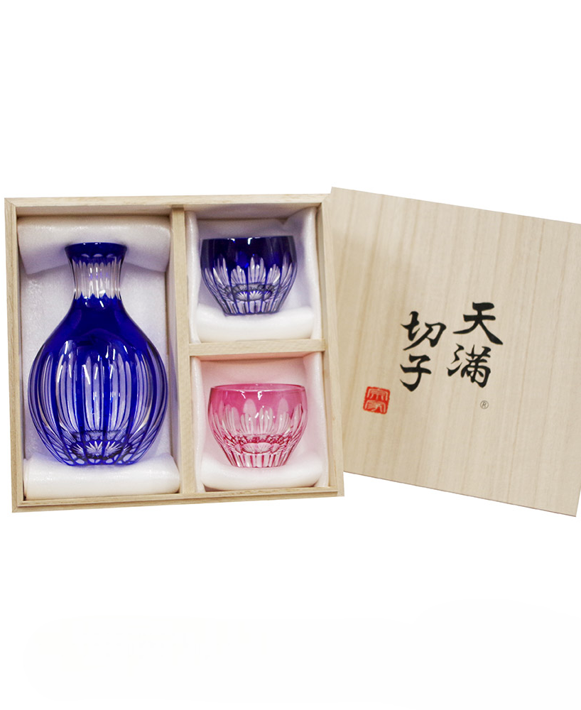 Cold sake set Tokuri with 16 stripes in blue and 2 round sake cups in blue and gold red in wooden box