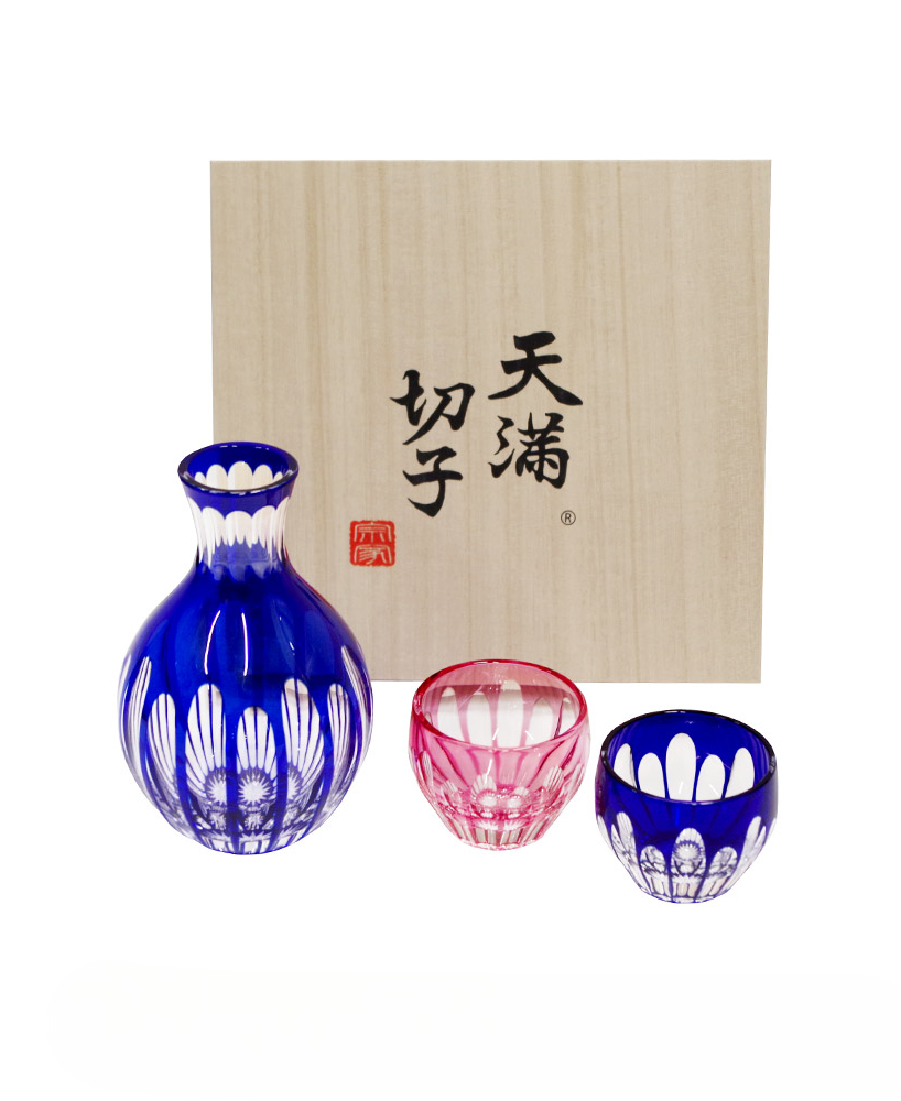 Cold sake set (Tokuri with 16 stripes in blue and 2 round sake cups in blue and gold red) with wooden box